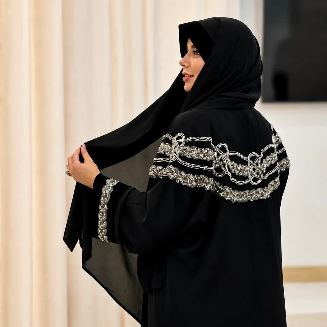 عبای مشکی شکوه نقره‌ای