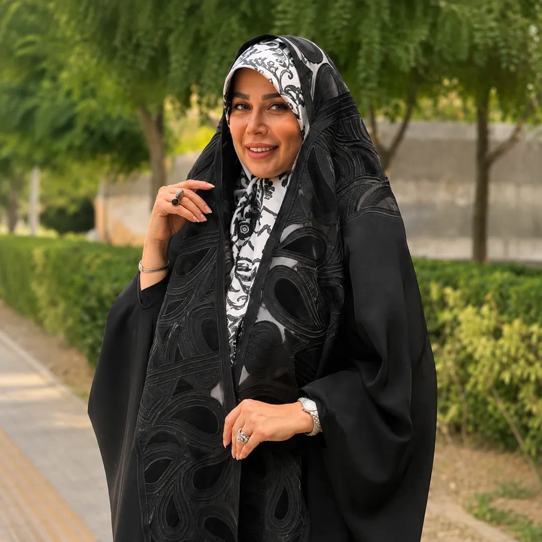 چادر مشکی گلدوزی‌دار