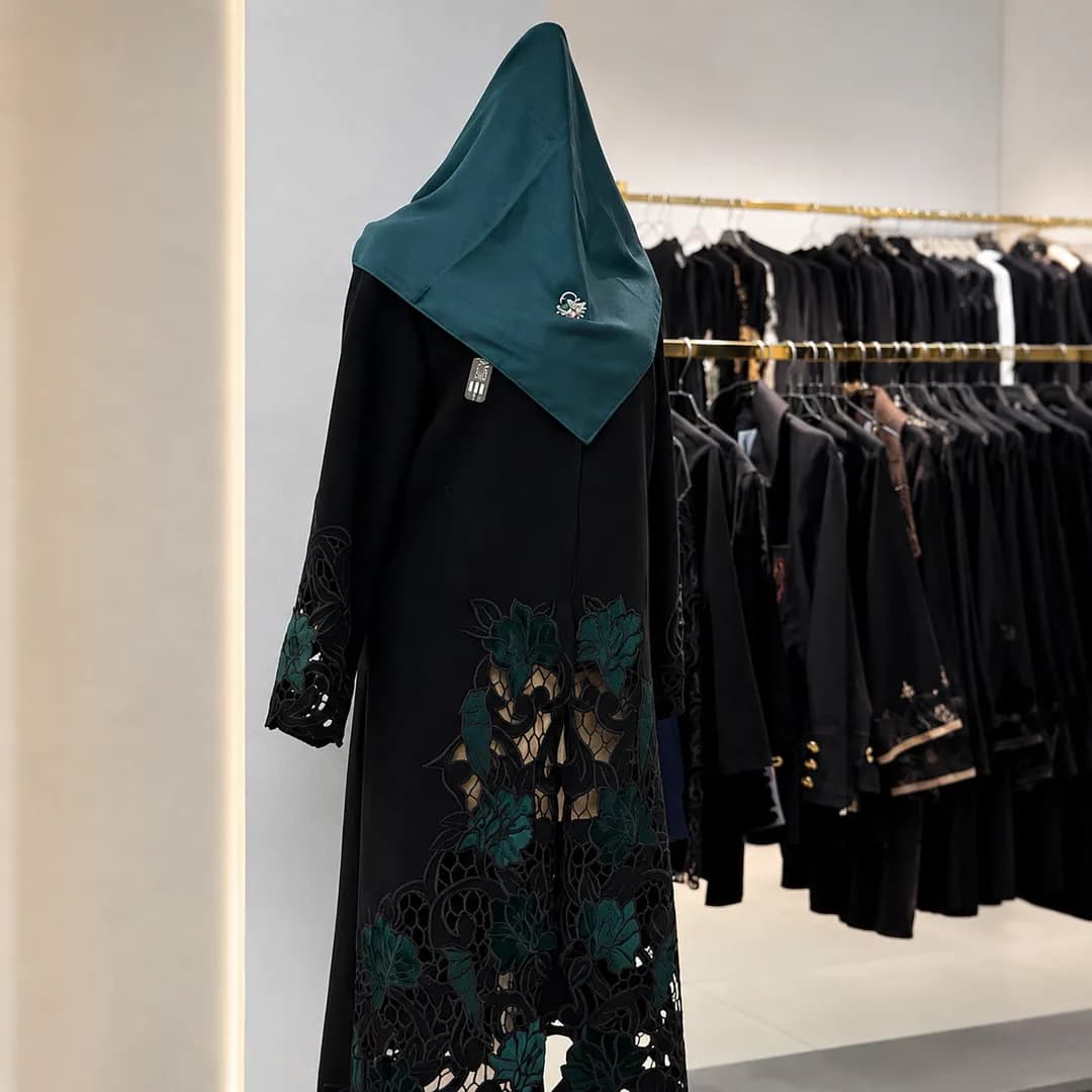 مانتوی مشکی با گلدوزی سبز یشمی